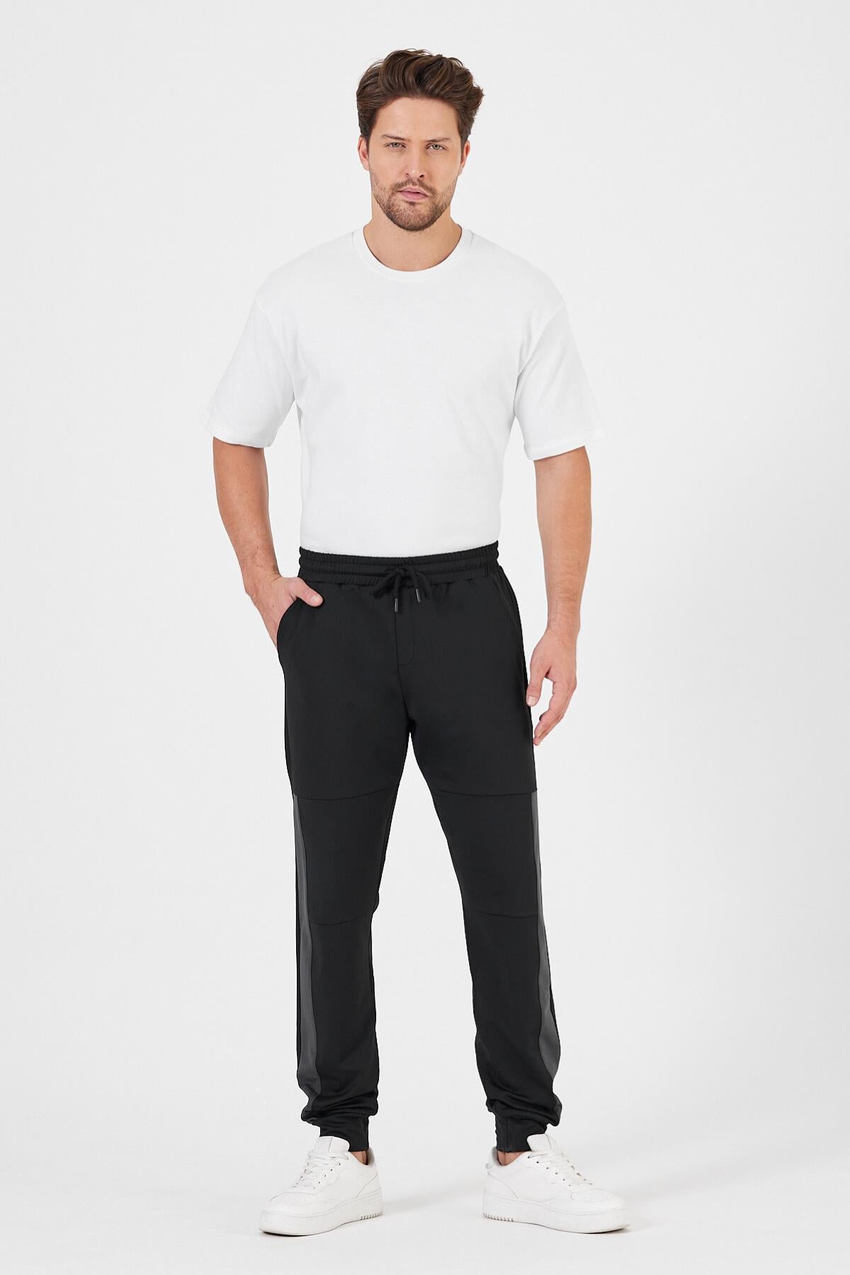Erkek Siyah Standart Fit Normal Kesim Paça Ribanalı Cepli Rahat Jogger Eşofman Altı
