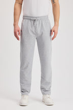 Gri Erkek Fermuarlı Cepli Nakış Detaylı Düz Paça Rahat Kesim Günlük Eşofman Altı CMRE107