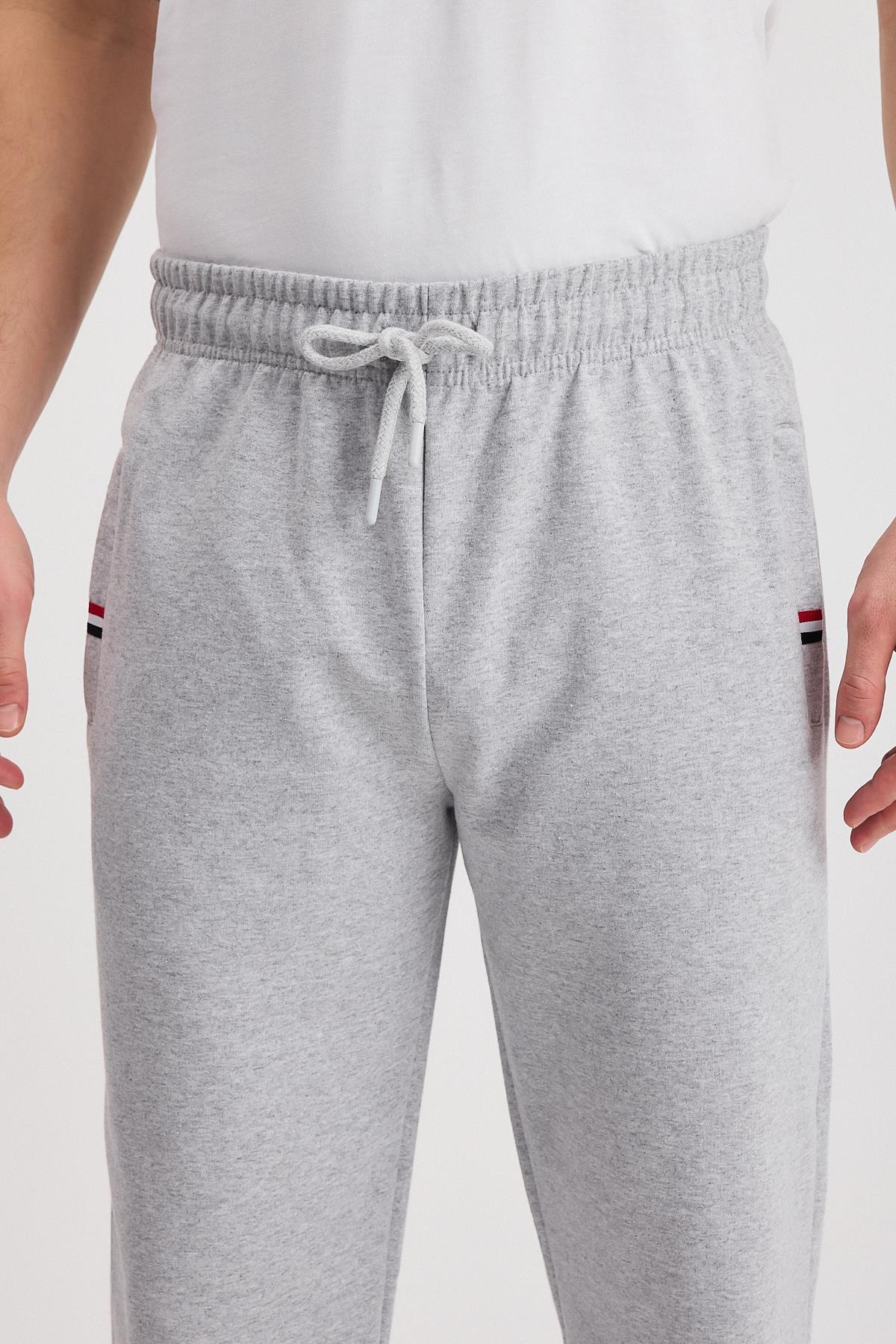 Gri Erkek Fermuarlı Cepli Nakış Detaylı Düz Paça Rahat Kesim Günlük Eşofman Altı CMRE107