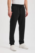 Siyah Erkek Fermuarlı Cepli Nakış Detaylı Düz Paça Rahat Kesim Günlük Eşofman Altı